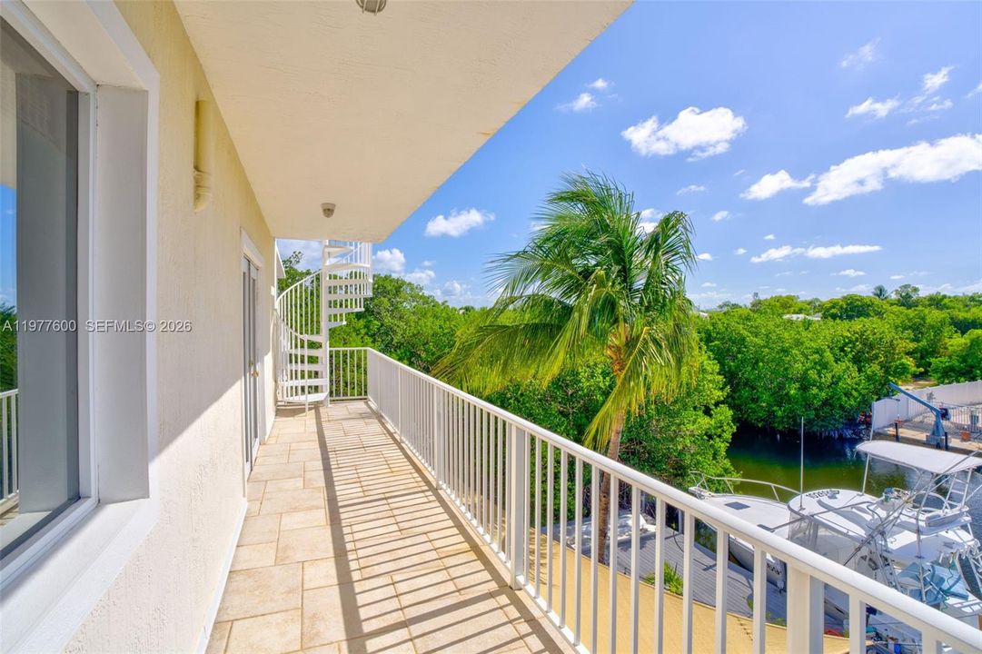 En Venta: $2,200,000 (3 camas, 2 baños, 2100 Pies cuadrados)