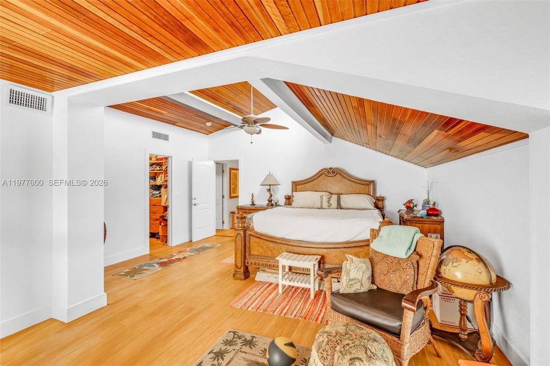 En Venta: $2,200,000 (3 camas, 2 baños, 2100 Pies cuadrados)