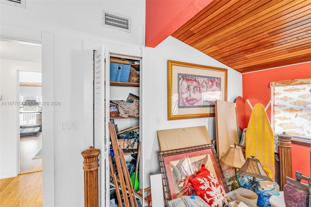 En Venta: $2,200,000 (3 camas, 2 baños, 2100 Pies cuadrados)