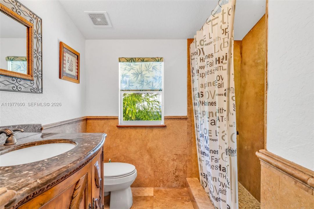 En Venta: $2,200,000 (3 camas, 2 baños, 2100 Pies cuadrados)