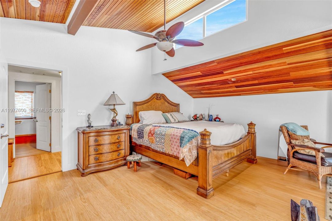 En Venta: $2,200,000 (3 camas, 2 baños, 2100 Pies cuadrados)