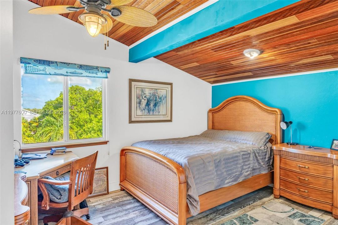 En Venta: $2,200,000 (3 camas, 2 baños, 2100 Pies cuadrados)