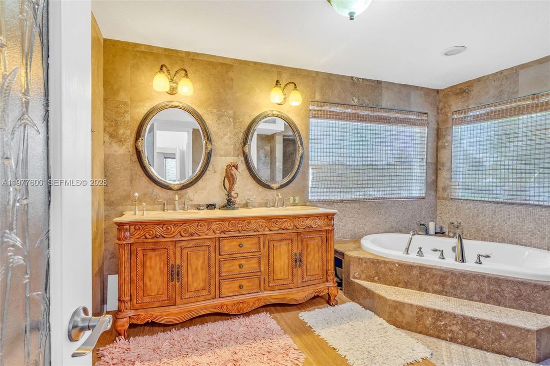En Venta: $2,200,000 (3 camas, 2 baños, 2100 Pies cuadrados)