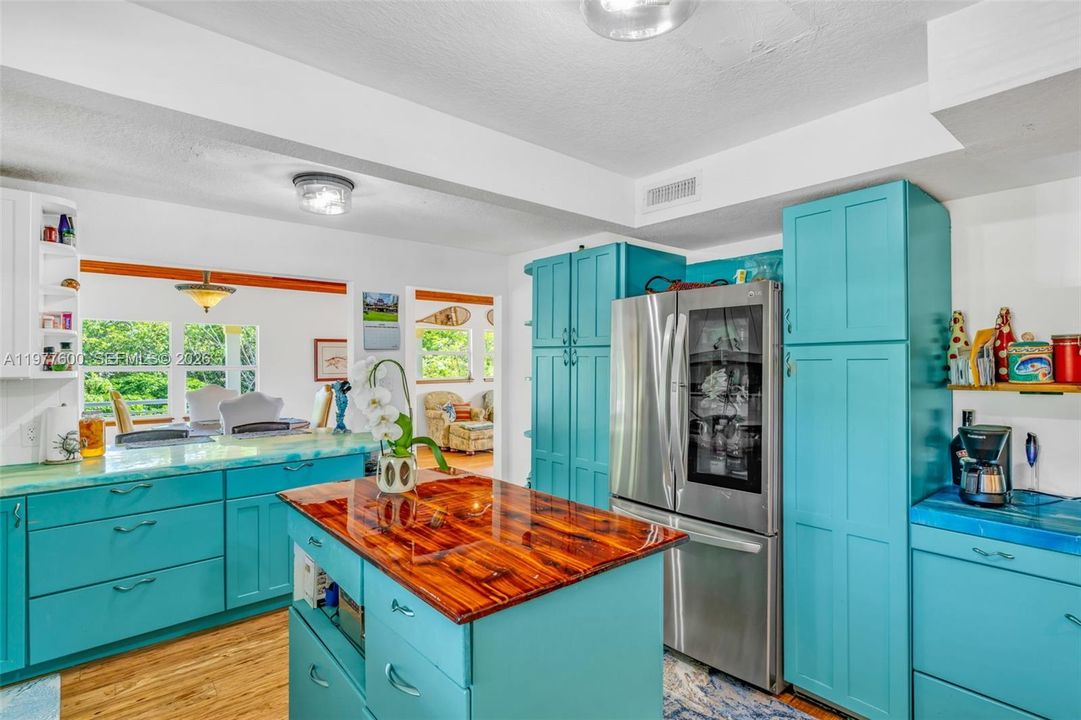 En Venta: $2,200,000 (3 camas, 2 baños, 2100 Pies cuadrados)