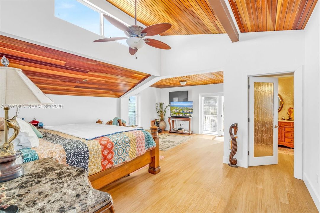 En Venta: $2,200,000 (3 camas, 2 baños, 2100 Pies cuadrados)