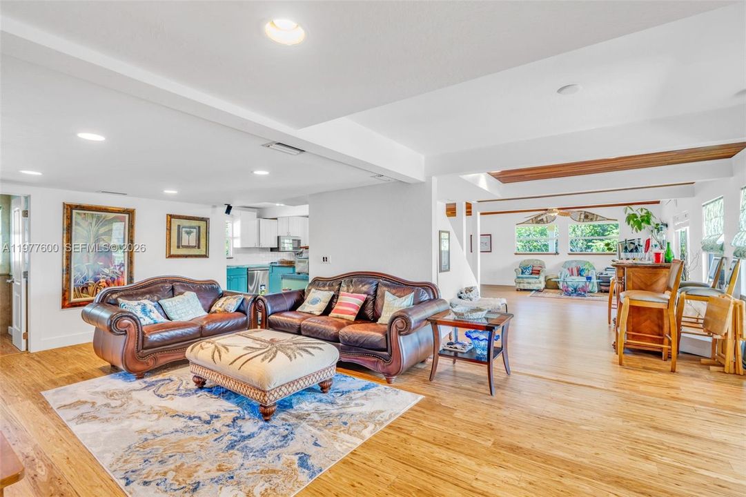 En Venta: $2,200,000 (3 camas, 2 baños, 2100 Pies cuadrados)