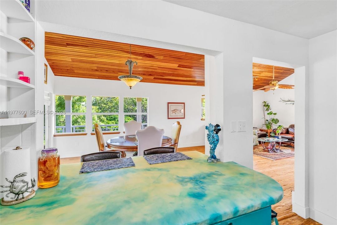 En Venta: $2,200,000 (3 camas, 2 baños, 2100 Pies cuadrados)