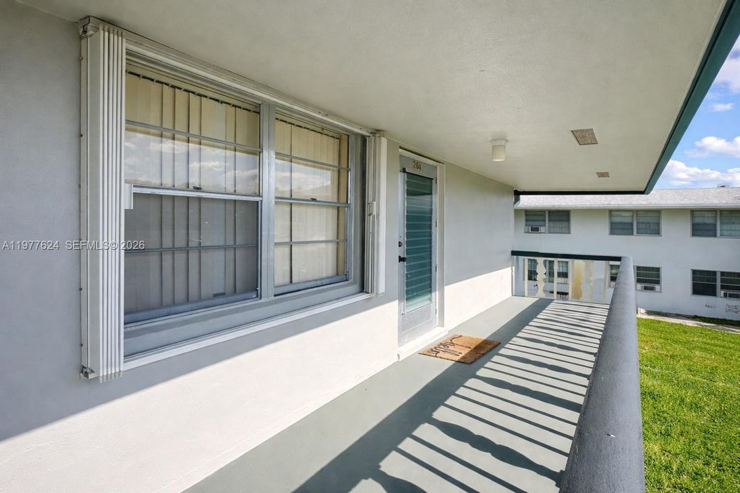 For Sale: $105,000 (2 beds, 1 baths, 819 Square Feet)
