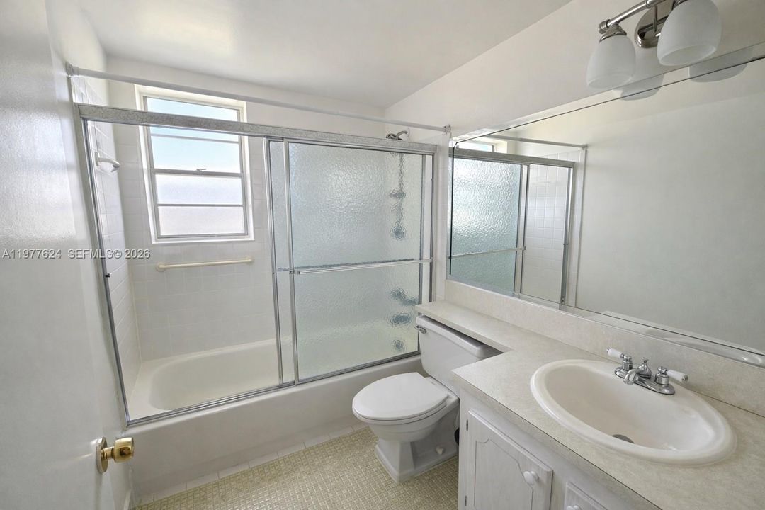 For Sale: $105,000 (2 beds, 1 baths, 819 Square Feet)