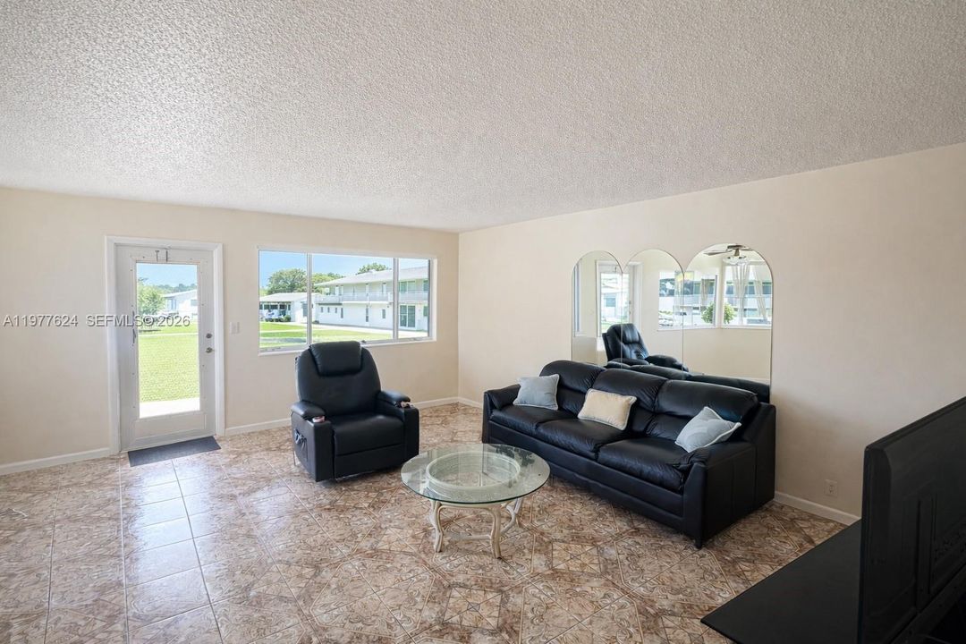 For Sale: $105,000 (2 beds, 1 baths, 819 Square Feet)