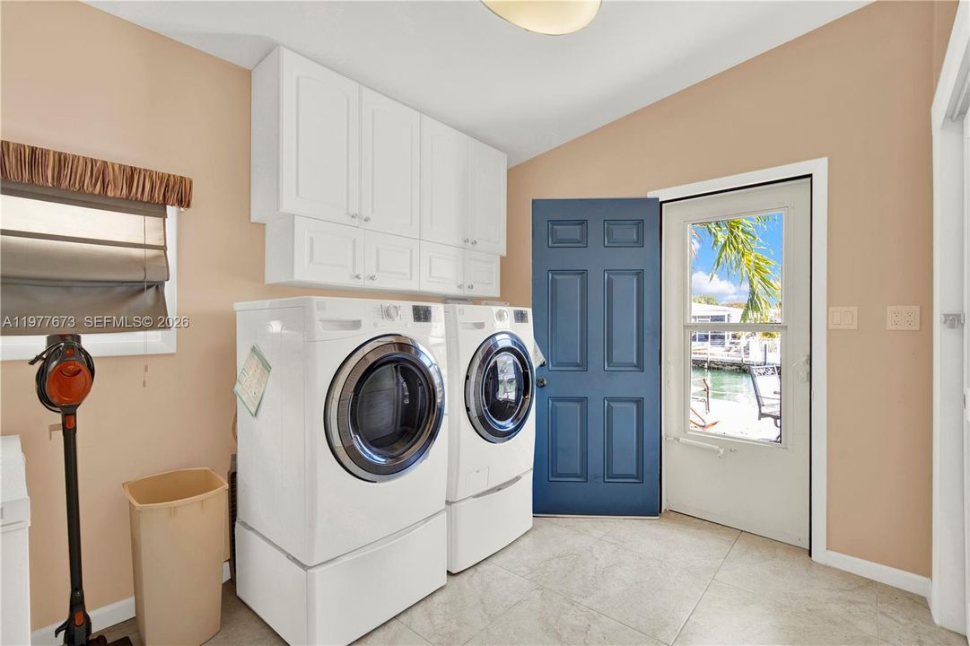 For Sale: $890,000 (3 beds, 2 baths, 1320 Square Feet)