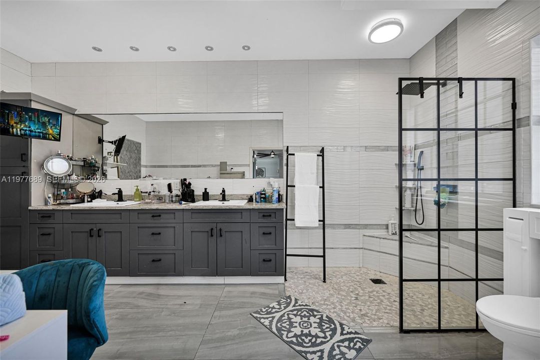For Sale: $2,625,000 (5 beds, 5 baths, 4598 Square Feet)