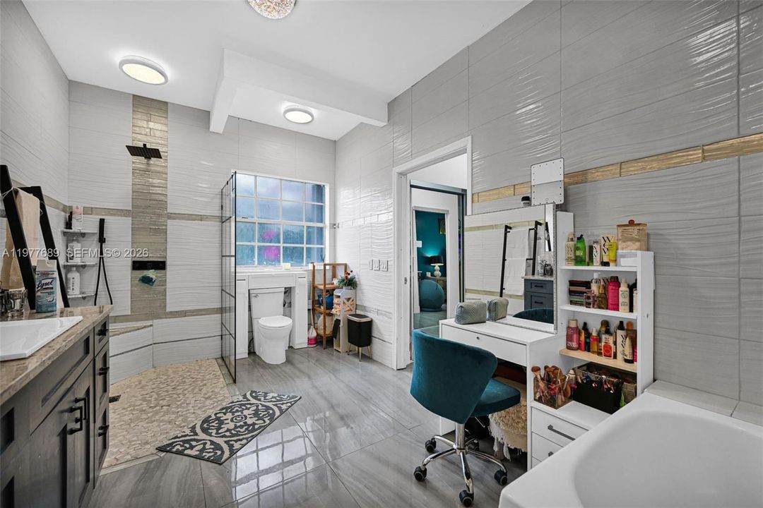 For Sale: $2,625,000 (5 beds, 5 baths, 4598 Square Feet)