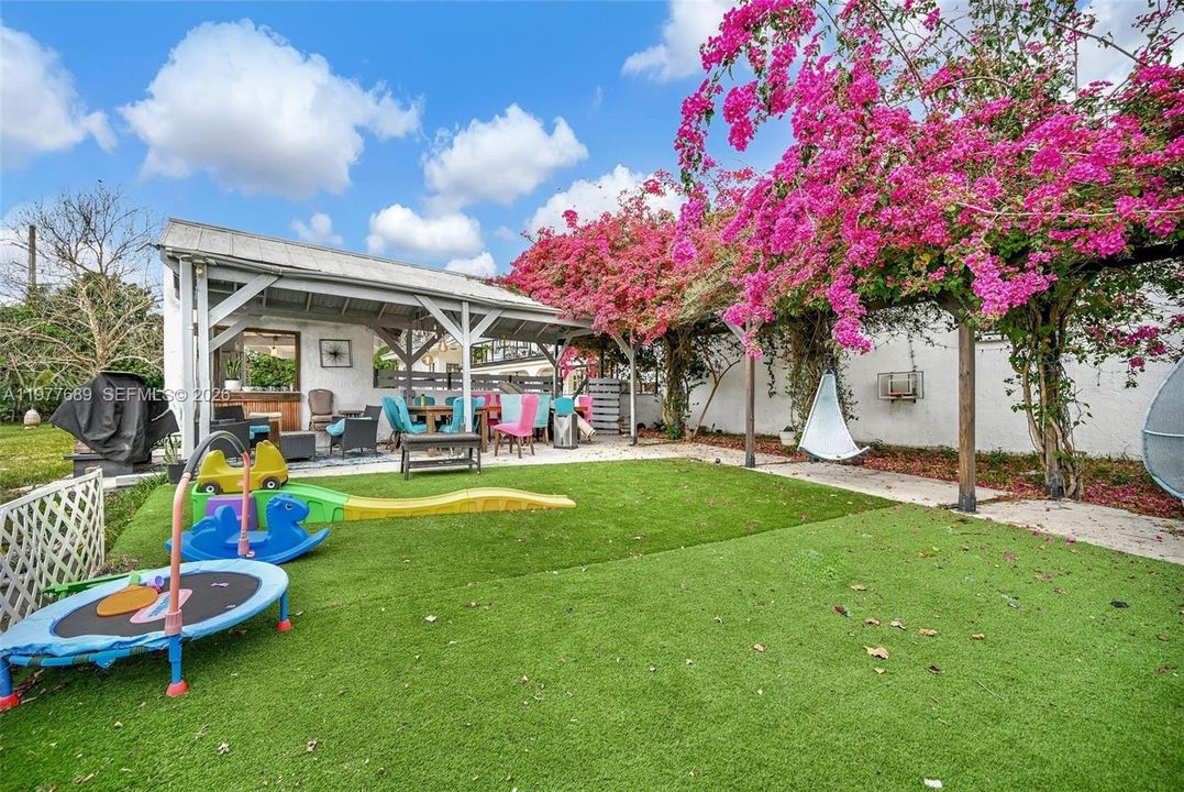For Sale: $2,625,000 (5 beds, 5 baths, 4598 Square Feet)
