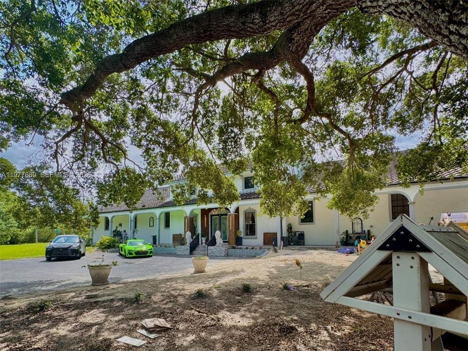 For Sale: $2,625,000 (5 beds, 5 baths, 4598 Square Feet)