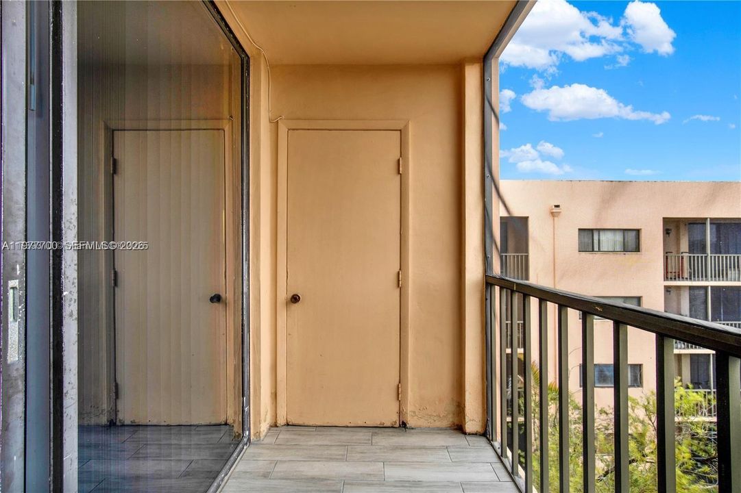 合同活跃: $250,000 (2 贝兹, 2 浴室, 965 平方英尺)