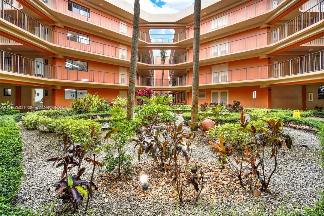 合同活跃: $250,000 (2 贝兹, 2 浴室, 965 平方英尺)