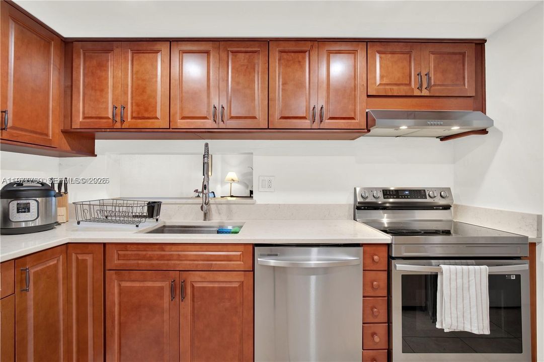 合同活跃: $250,000 (2 贝兹, 2 浴室, 965 平方英尺)