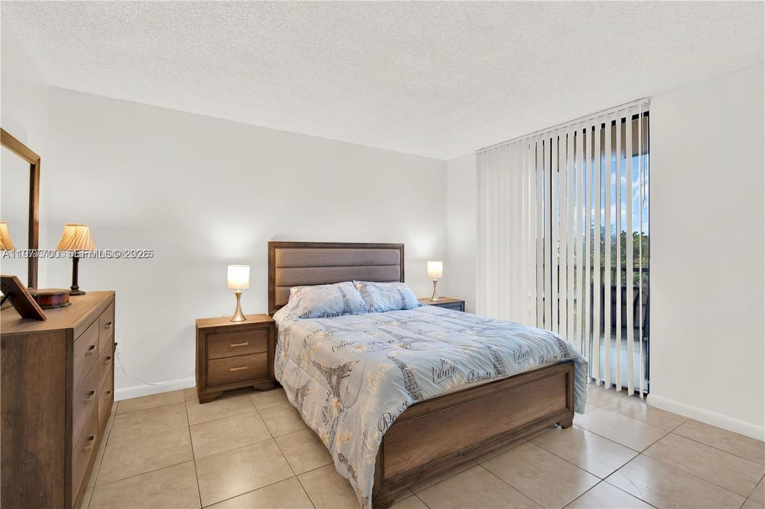 合同活跃: $250,000 (2 贝兹, 2 浴室, 965 平方英尺)