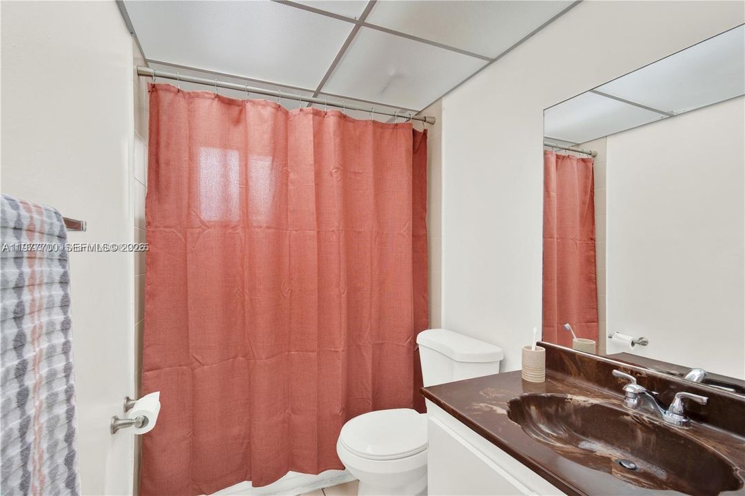 合同活跃: $250,000 (2 贝兹, 2 浴室, 965 平方英尺)