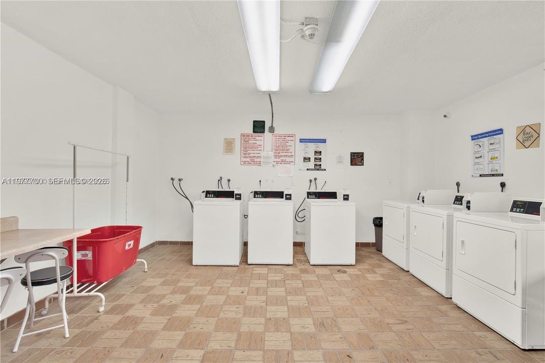 合同活跃: $250,000 (2 贝兹, 2 浴室, 965 平方英尺)