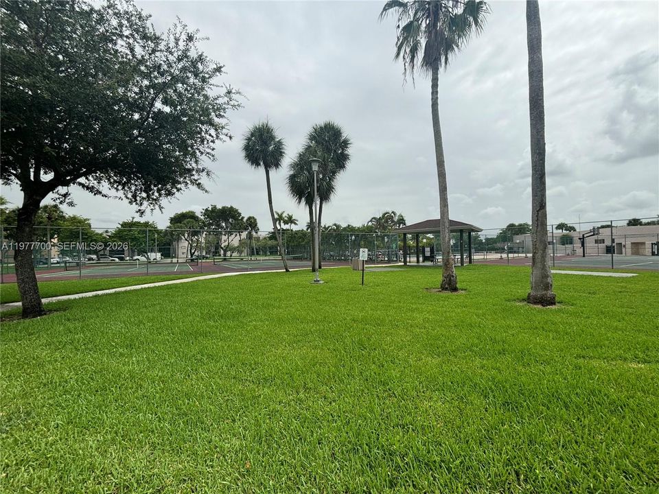 合同活跃: $250,000 (2 贝兹, 2 浴室, 965 平方英尺)