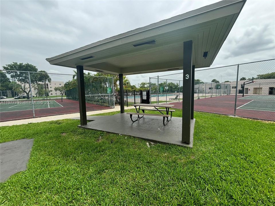 合同活跃: $250,000 (2 贝兹, 2 浴室, 965 平方英尺)