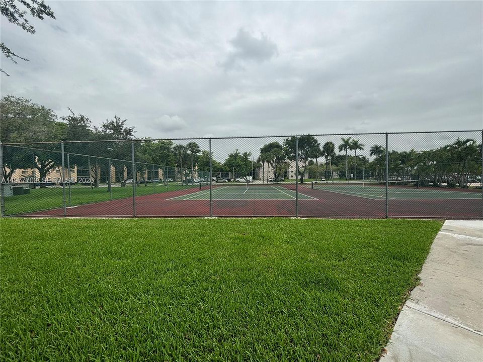 合同活跃: $250,000 (2 贝兹, 2 浴室, 965 平方英尺)