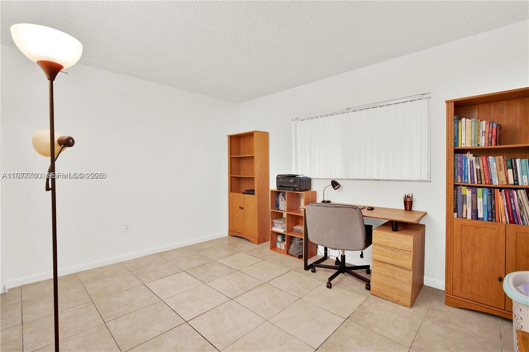 合同活跃: $250,000 (2 贝兹, 2 浴室, 965 平方英尺)