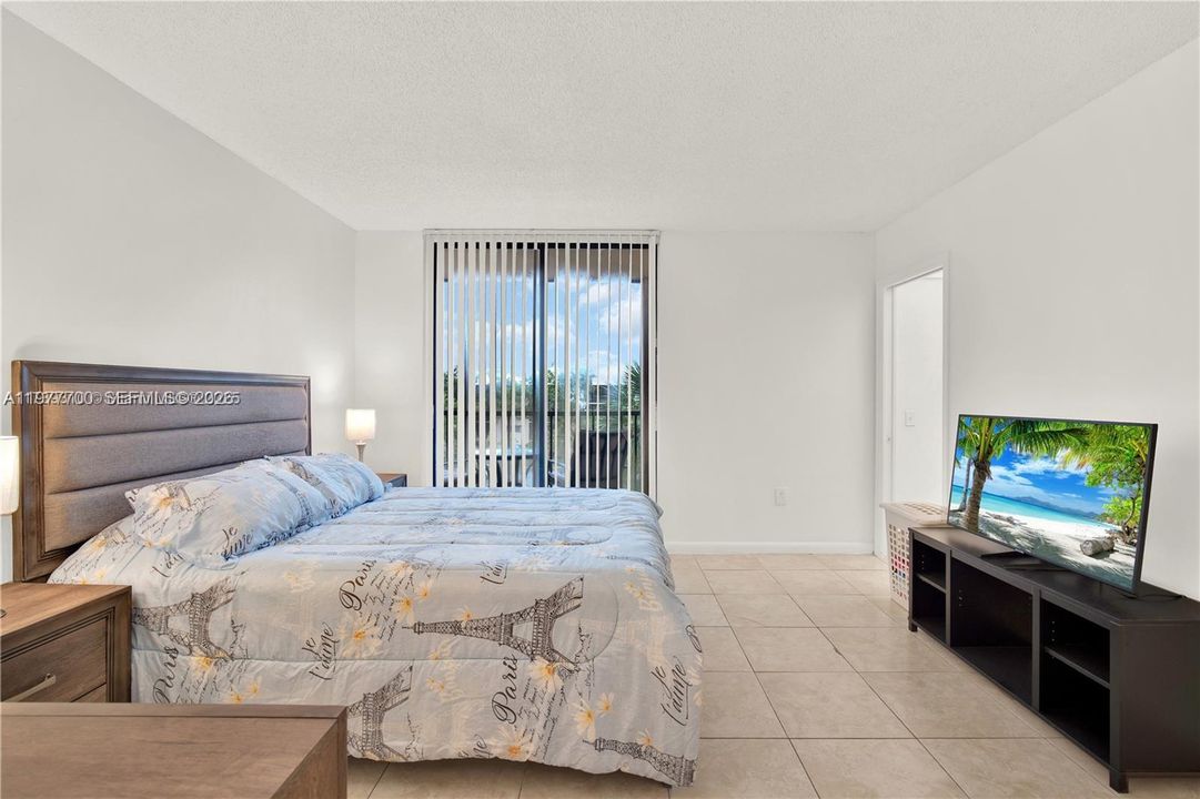 合同活跃: $250,000 (2 贝兹, 2 浴室, 965 平方英尺)