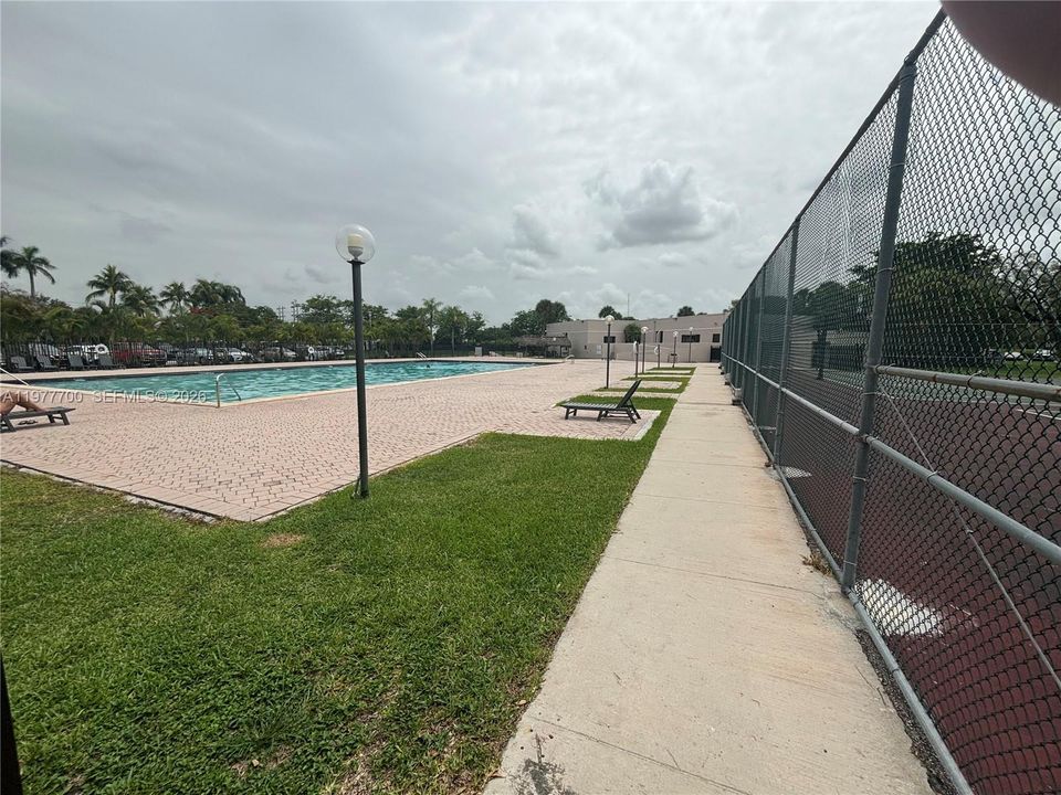 合同活跃: $250,000 (2 贝兹, 2 浴室, 965 平方英尺)