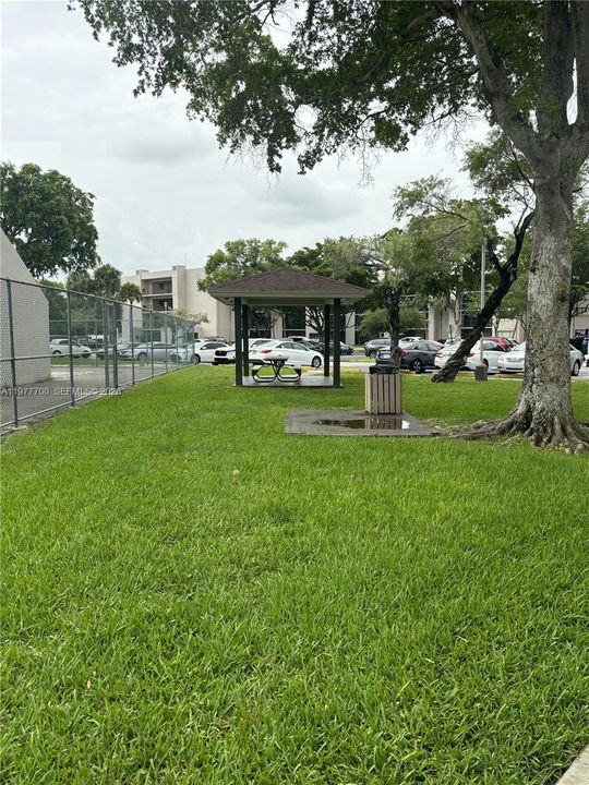 合同活跃: $250,000 (2 贝兹, 2 浴室, 965 平方英尺)