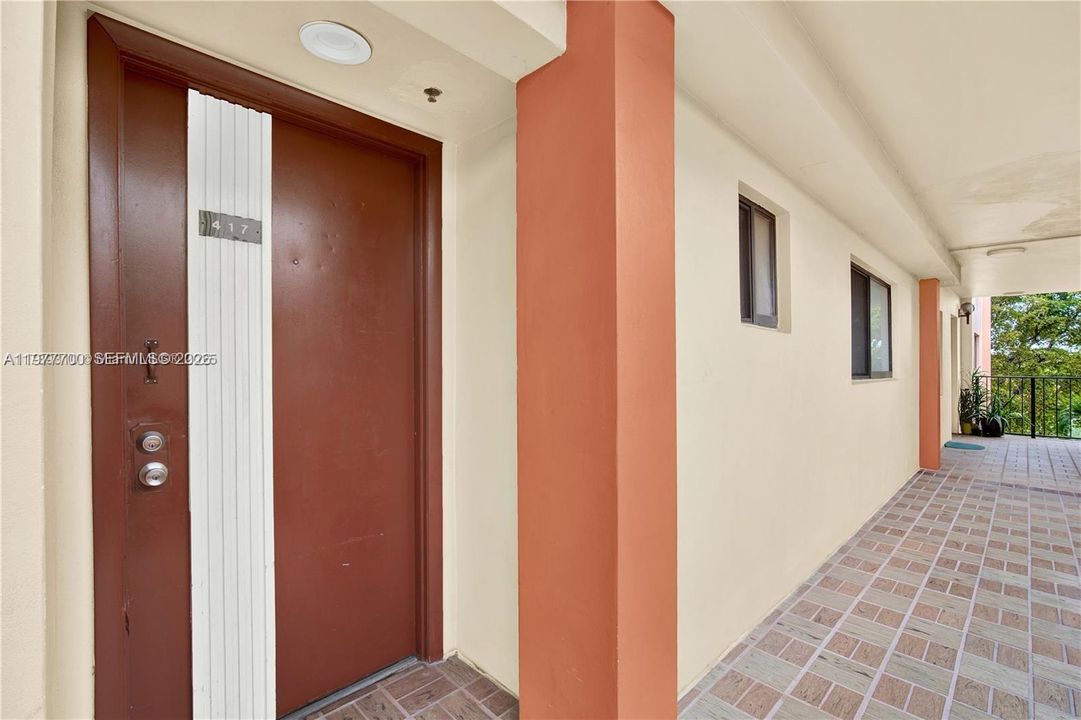 合同活跃: $250,000 (2 贝兹, 2 浴室, 965 平方英尺)