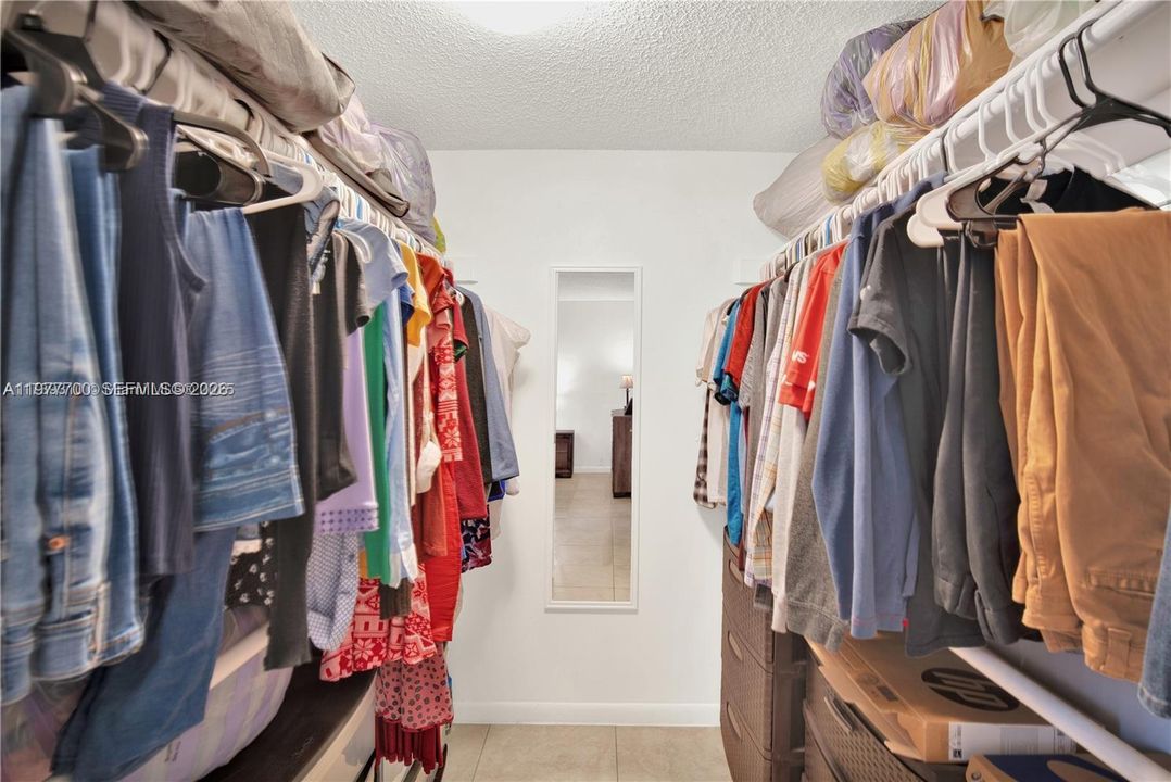 合同活跃: $250,000 (2 贝兹, 2 浴室, 965 平方英尺)