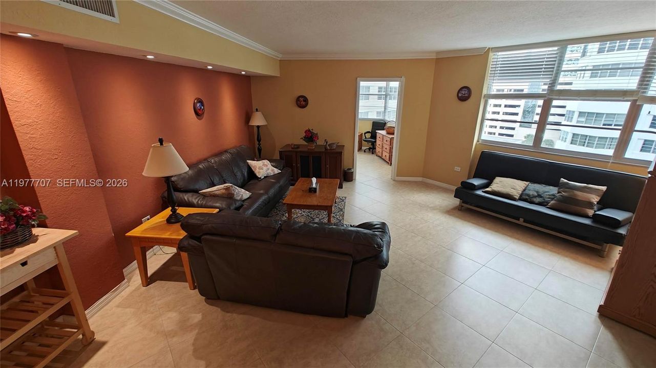 For Sale: $385,000 (2 beds, 2 baths, 990 Square Feet)