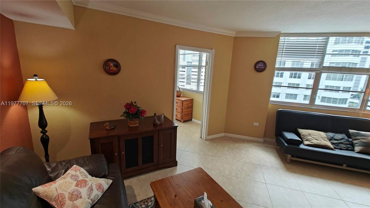For Sale: $385,000 (2 beds, 2 baths, 990 Square Feet)