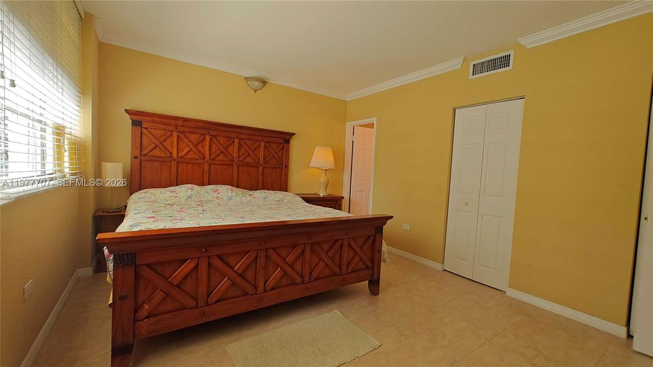For Sale: $385,000 (2 beds, 2 baths, 990 Square Feet)