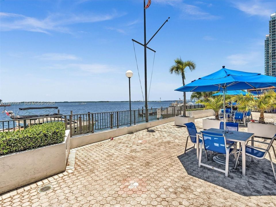 For Sale: $385,000 (2 beds, 2 baths, 990 Square Feet)