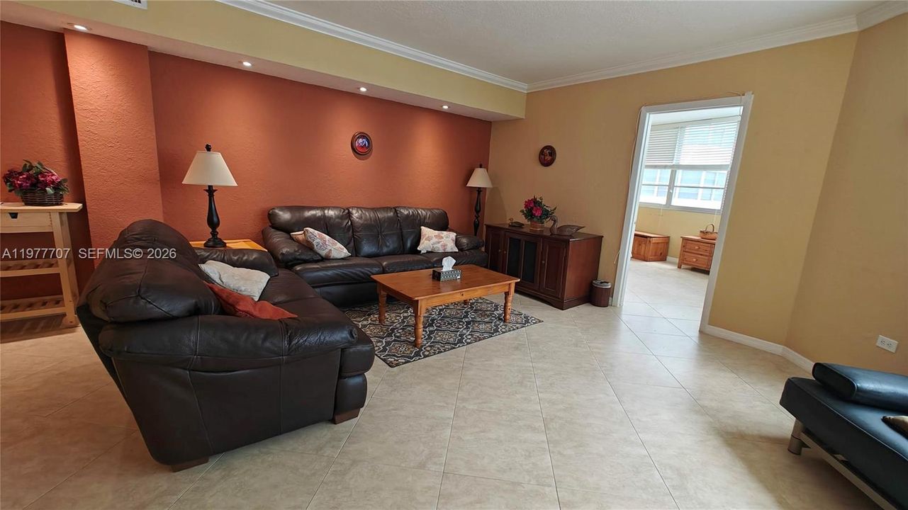 For Sale: $385,000 (2 beds, 2 baths, 990 Square Feet)