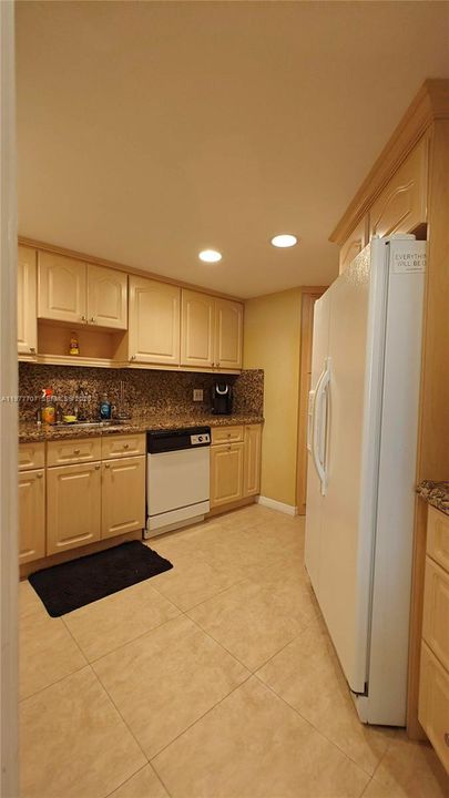 For Sale: $385,000 (2 beds, 2 baths, 990 Square Feet)