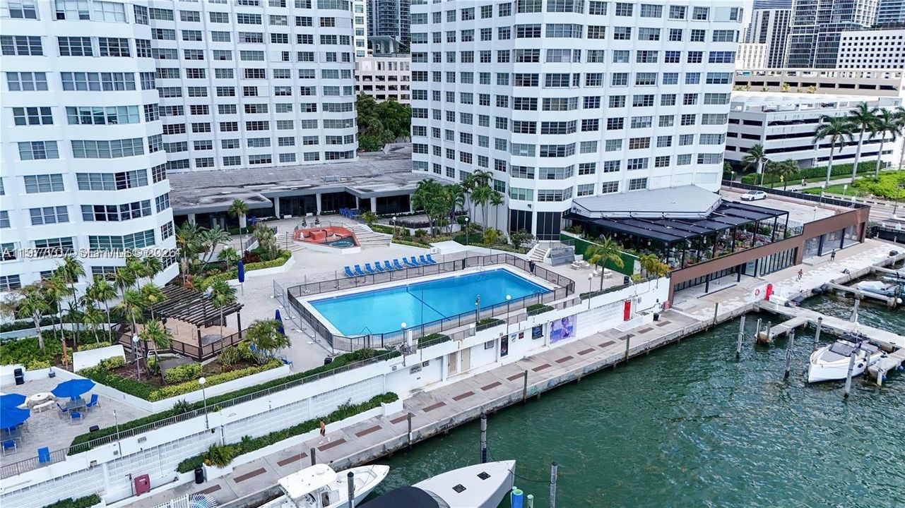 For Sale: $385,000 (2 beds, 2 baths, 990 Square Feet)
