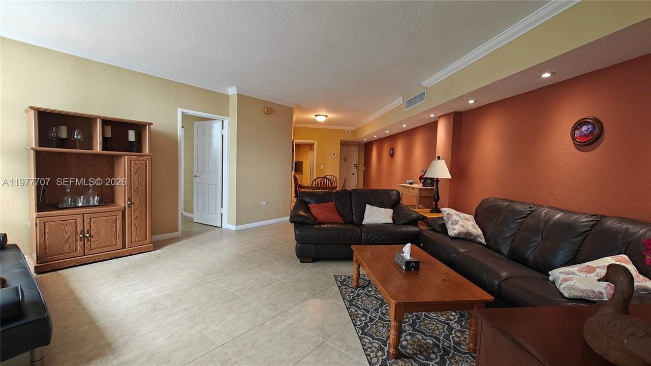 For Sale: $385,000 (2 beds, 2 baths, 990 Square Feet)