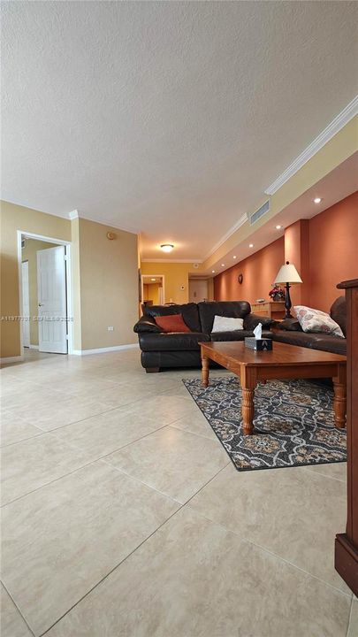 For Sale: $385,000 (2 beds, 2 baths, 990 Square Feet)