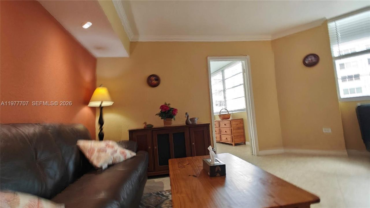 For Sale: $385,000 (2 beds, 2 baths, 990 Square Feet)