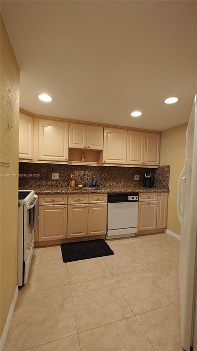 For Sale: $385,000 (2 beds, 2 baths, 990 Square Feet)