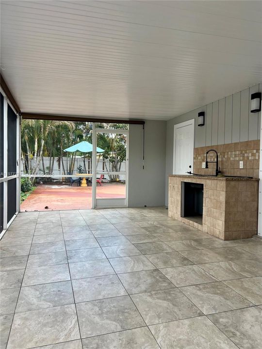 Activo con contrato: $243,900 (2 camas, 2 baños, 834 Pies cuadrados)