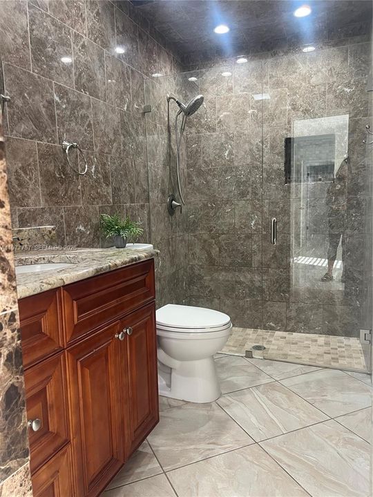 Activo con contrato: $243,900 (2 camas, 2 baños, 834 Pies cuadrados)