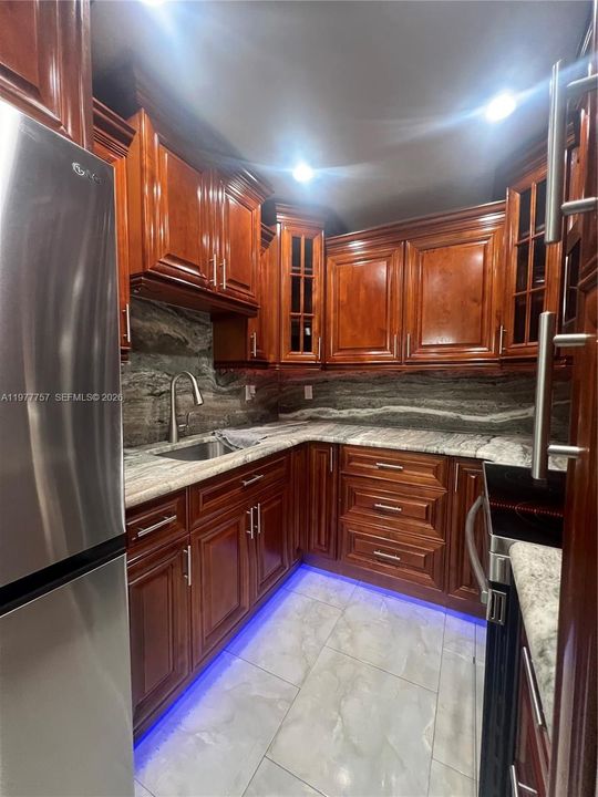 Activo con contrato: $243,900 (2 camas, 2 baños, 834 Pies cuadrados)