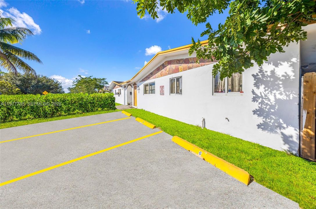 待售: $899,000 (0 贝兹, 0 浴室, 3905 平方英尺)