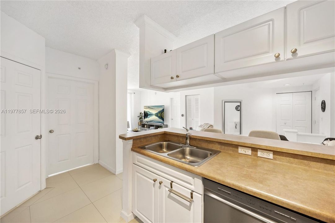 For Sale: $450,000 (2 beds, 2 baths, 1024 Square Feet)